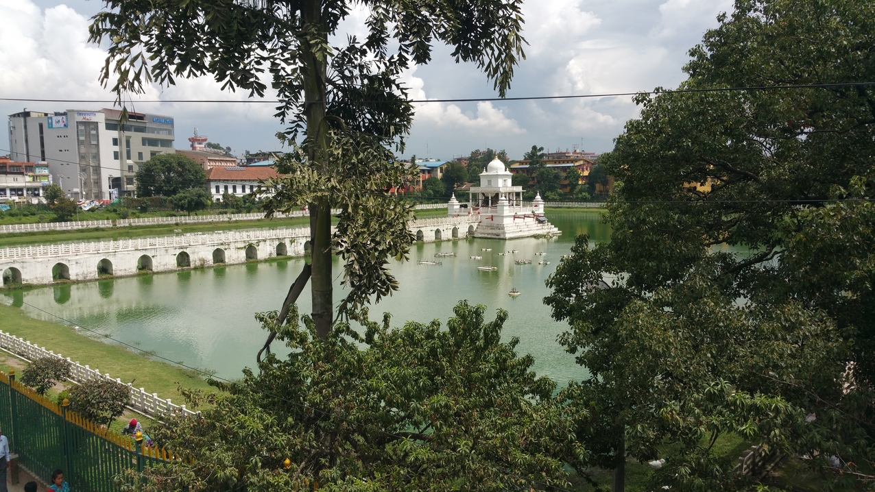 Rani Pokhari, der "Königinnen See":
Der zentrale Shiva Tempel (Matrikeshwor Mahadev) ist leider auch wegen Einsturzgefahr gesperrt. Sehr viele Tempel sind stark vom Erdbeben betroffen.
https://en.wikipedia.org/wiki/Ranipokhari
