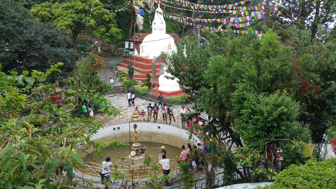 Swayambhunath; Der zentrale Brunnen, in den üblicherweise eine Münze geworfen wird.
