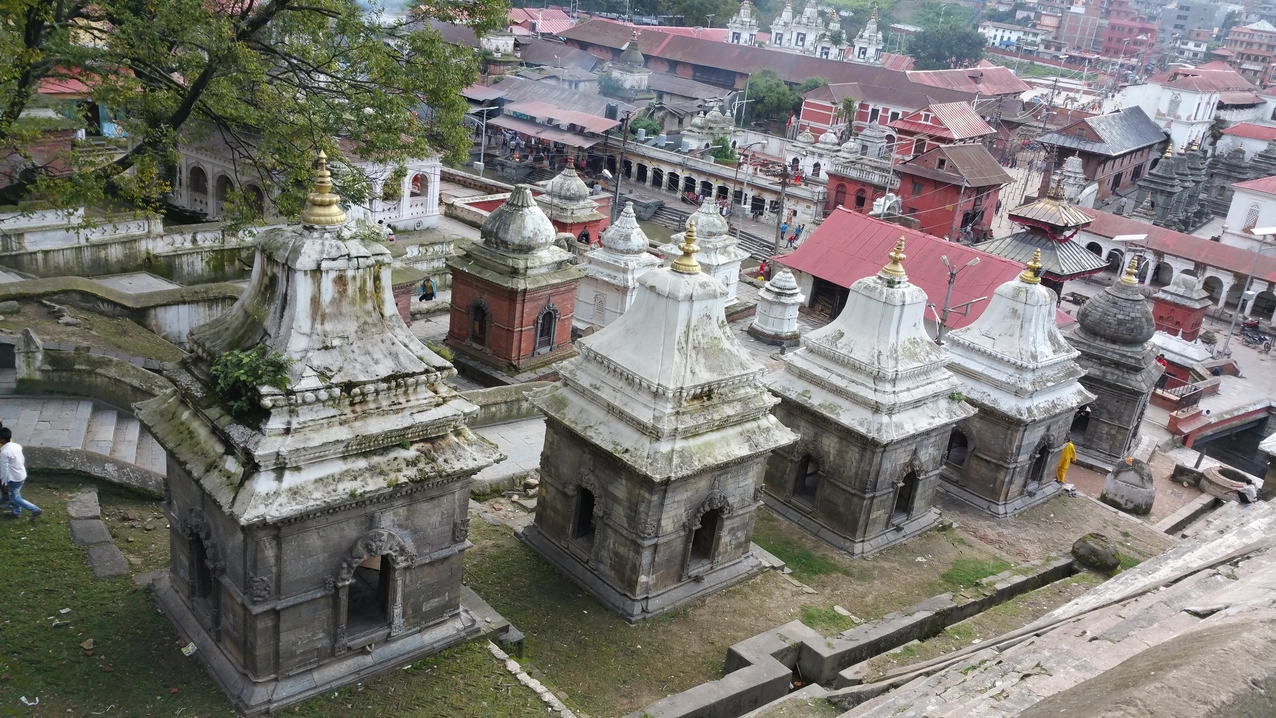 Pashupatinath; In den kleinen Tempeln wohnen oft Sadhu-Priester, "Guter oder auch: Heiliger Mann". Das ist im Hinduismus ein Oberbegriff für jene, die sich einem religiösen, teilweise streng asketischen Leben verschrieben haben.
