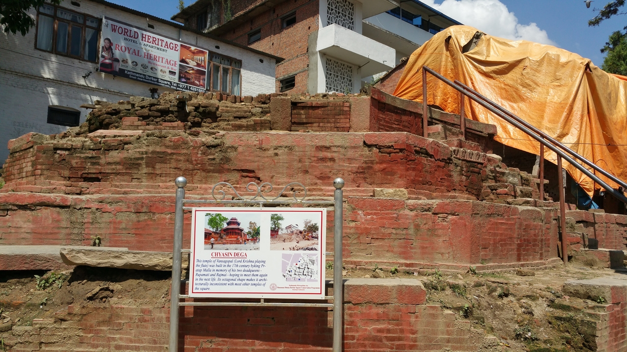 Durbar Square; Auf den Schautafeln kann man sich ein Bild vom Aussehen der Tempel vor dem Erdbeben machen.
