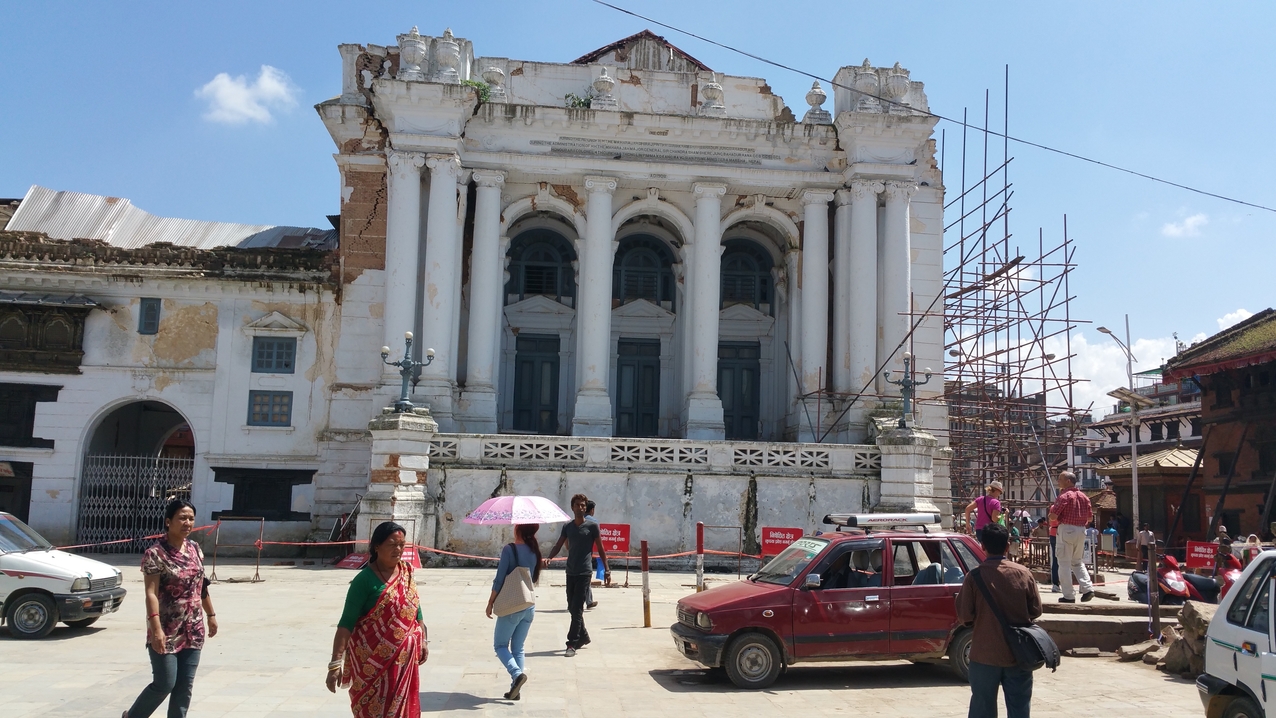 Durbar Square; Auch der Hanuman Dokha Palast ist schwer beschädigt und kann nicht betreten werden.
