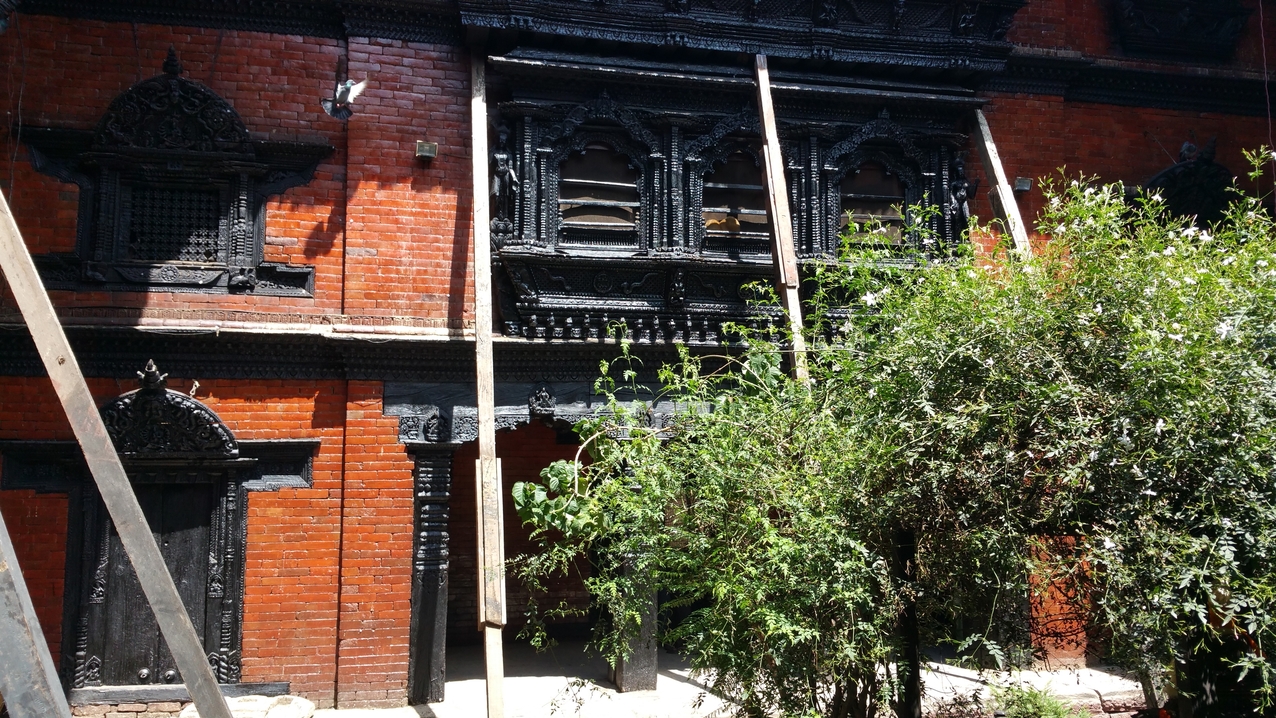 Alle gebäude am Durbar Square sind gefährdet und müssen abgestützt werden.
