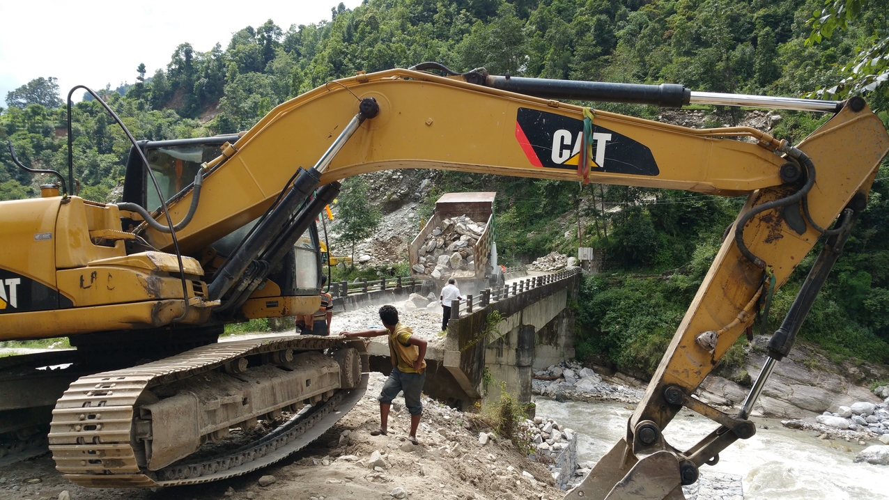 Steine zur Verfüllung der Ausspülung werden gebracht. 

