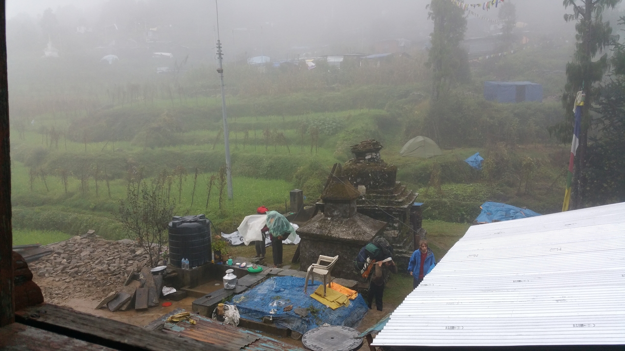 Blick von der zerstörten Dolma Lodge aus auf den "Bauplatz"
