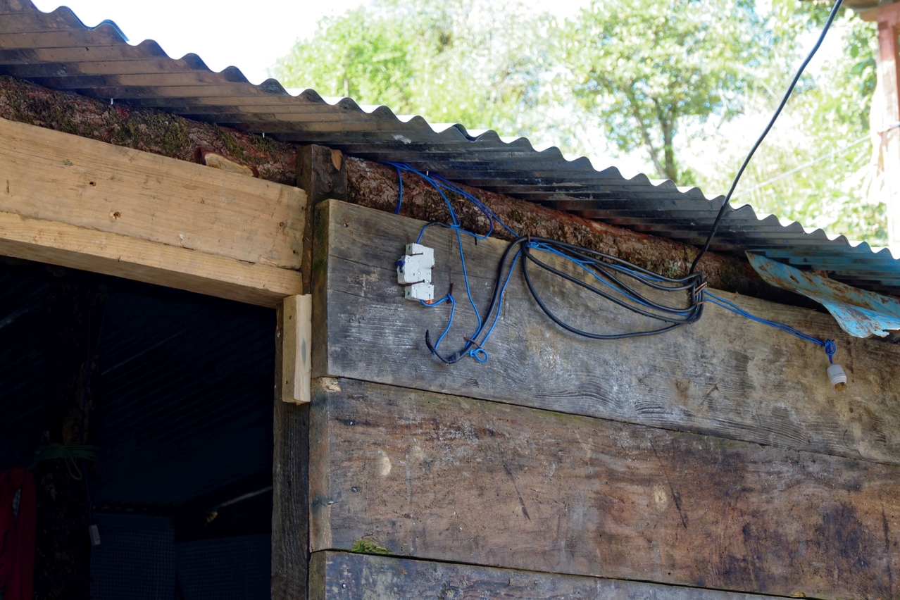 So sieht zur Zeit ein Standard-Stromanschluss für ein Haus aus. Schutzleiter gibt es nicht, Isolierung, die den Begriff verdient ebensoweinig. Immerhin ist eine Sicherung eingebaut. Früher gab es Stromzähler, aber nach dem Erdbeben war das erstmal zu aufwendig und es muss nur eine Pauschale gezahlt werden.
