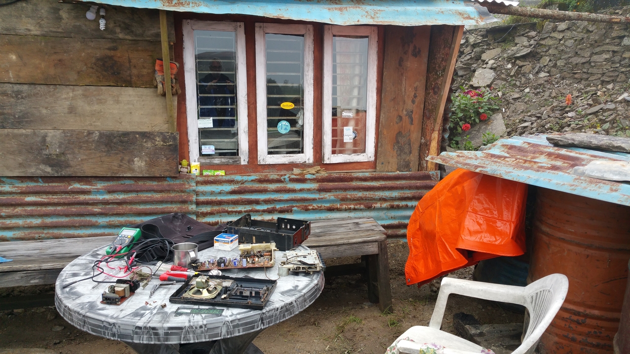 Oder der Faden in der Mehanik zum Sender einstellen via Drehkondensator ist gerissen.
