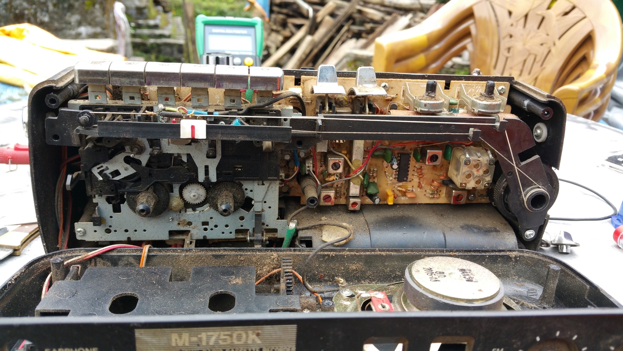 So manches Radio ist nun wieder in Betrieb und die Leute können Nachrichten und Musik hören. Wieder ein kleiner Schritt in Richtung Normalität.
