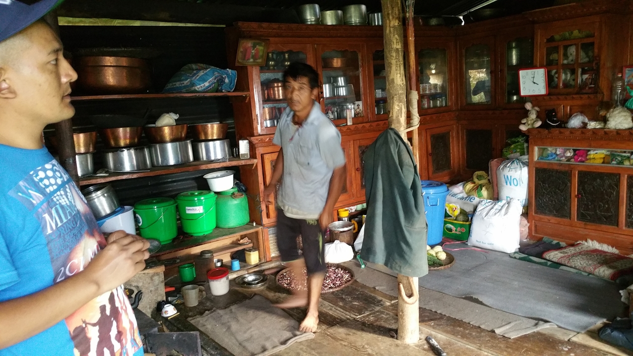 Tshering erklärt die Bedeutung der Schnitzereien am Hausaltar.
