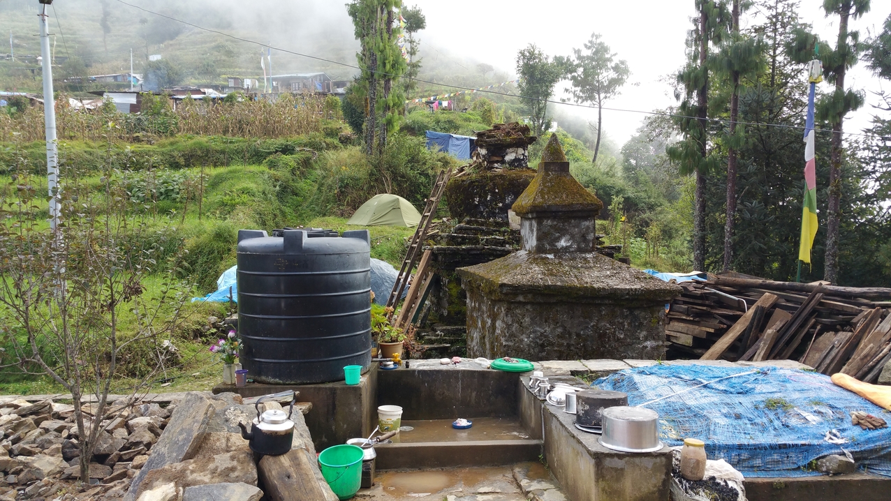 Kajis Badezimmer vor einer bröckelnden Stupa.
