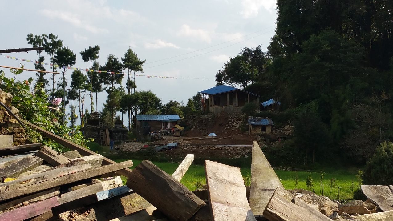 Blick auf Kajis "Bauplatz" und die behelfsmäßige Wellblechhütte sowie die Ruinen von Lodge und Klo-Häuschen.

