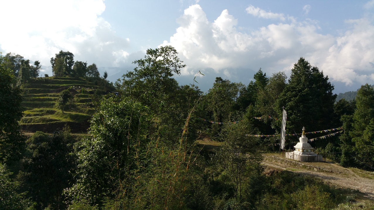 Auf dem Weg zu der nahe gelegenen buddhistischen Klosteranlage ist eine buddhistische Stupa (an denen man übrigens stets links vorbeigeht).
