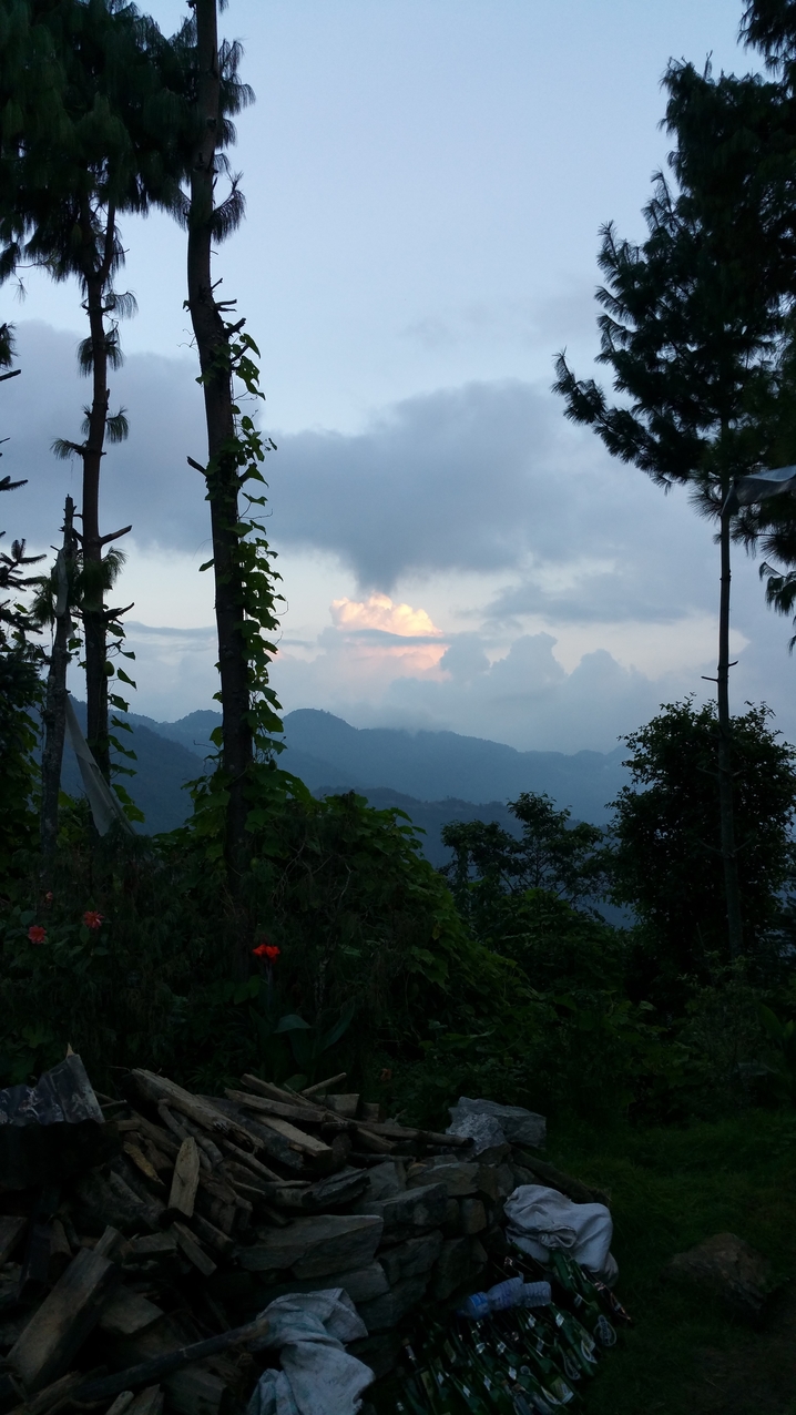 Die ganzen leeren Bierflaschen waren schon da, ehrlich.
Die werden sogar wieder den Berg heruntergetragen und in Kathmandu für 2 Rupien Pfand eingetauscht.
