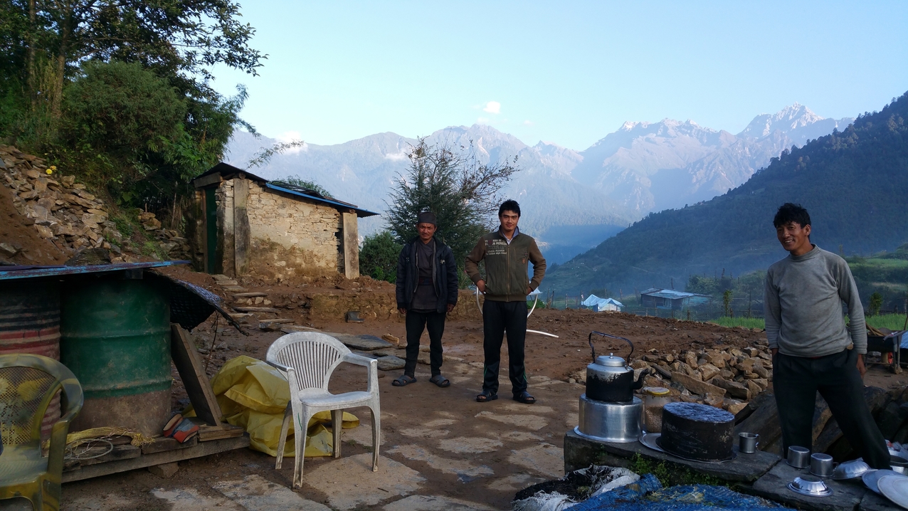 Der erste Bauplatz ist vorbereitet und zusätzliche Arbeitskräfte sind eingetroffen. Als nächstes wird dann die Ruine der Dolma Lodge abgetragen und für einen Neuanfang vorbereitet.


