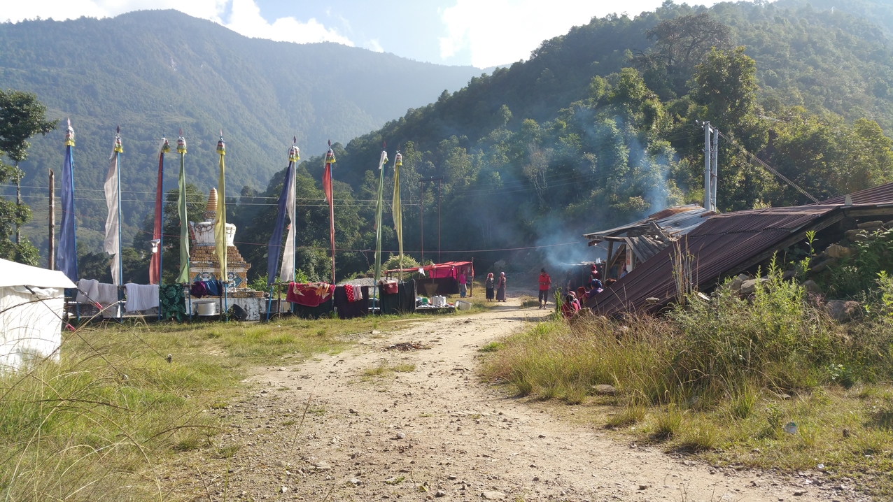 In Kakani ist gerade Markttag und viele der Bewohner sind auf der Straße.
