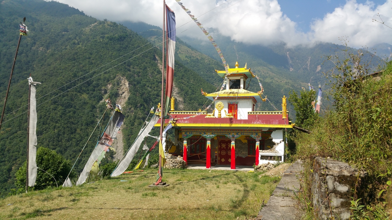 Dieser Tempel hat nur kleinere Schäden. Je nach Lage und Untergrundstruktur gibt es Stellen, wo sich die Erdbebenwellen nicht so heftig auswirken konnten.
