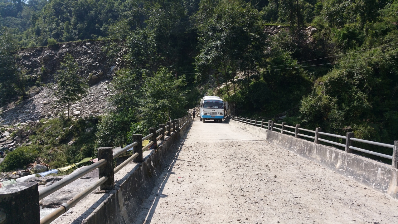 Mit viel Gehupe, damit es niemand verpasst, ist es dann soweit und alle steigen aus, da hier zur Zeit Endstation ist. Das Aussteigen dauert seine Zeit, weil erst beim Aussteigen bezahlt und alles Gepäck vom Dach geholt wird.
