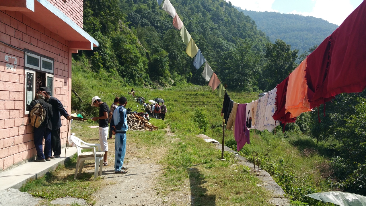 ... und der Treck in die Berge beginnt. Einheimische zahlen natürlich keinen Eintritt.

