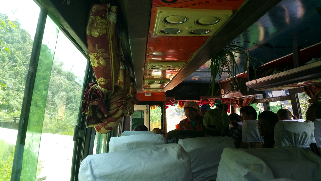 Noch ist der Bus nicht voll und es gibt Sitzplätze. Das ist der Vorteil, wenn man an der ersten Station einsteigt. Später ist ein Sitzplatz Glücksache, oder der Bus hält wegen Überfüllung gar nicht mehr an.
