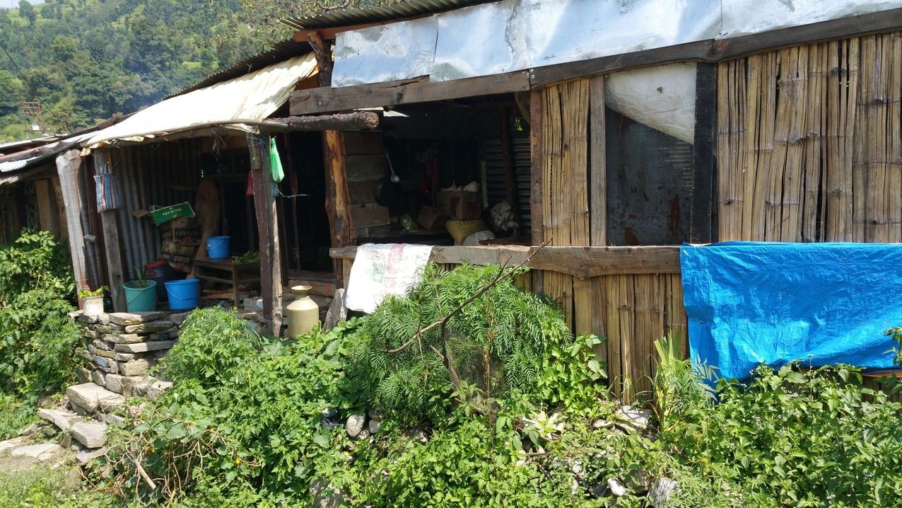 Am Wegesrand sind immer wieder die Zerstörungen vom Mai 2015 zu sehen.
