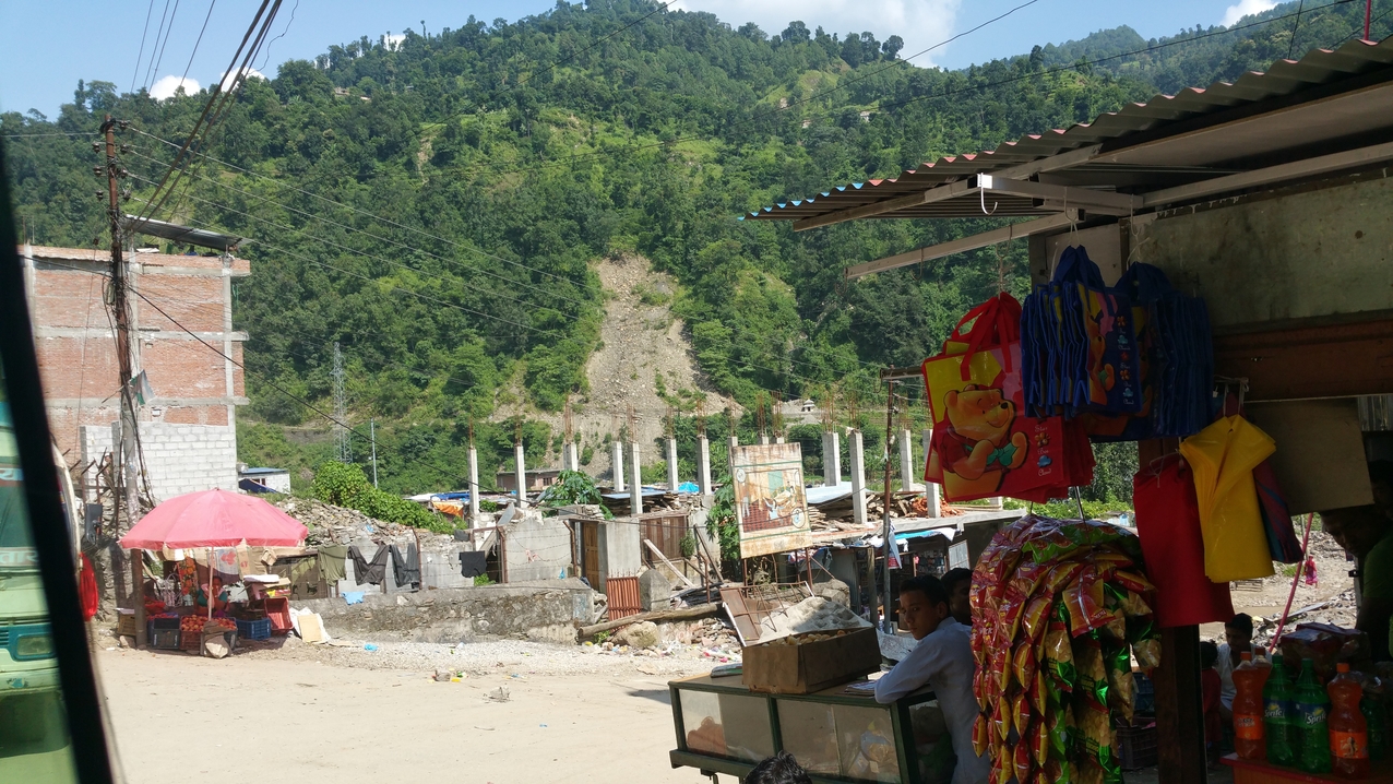 ... bis Melamchi, ein etwas größerer Ort im Tal, und macht dort erstmal zwei Stunden Pause.
