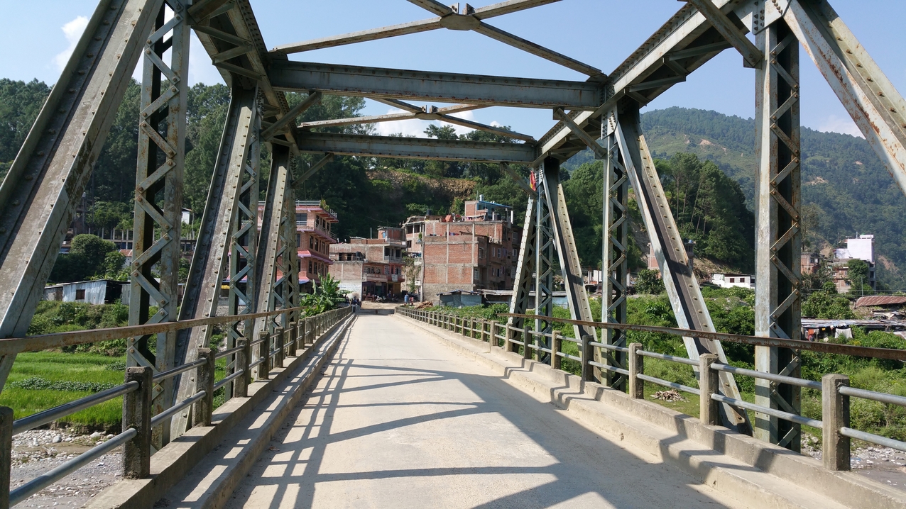 Die Brücke über den Irawati. Der Bus macht zwei Stunden Pause und steht in der Sonne. Hier im Tal ist es inzwischen gut warm geworden.
