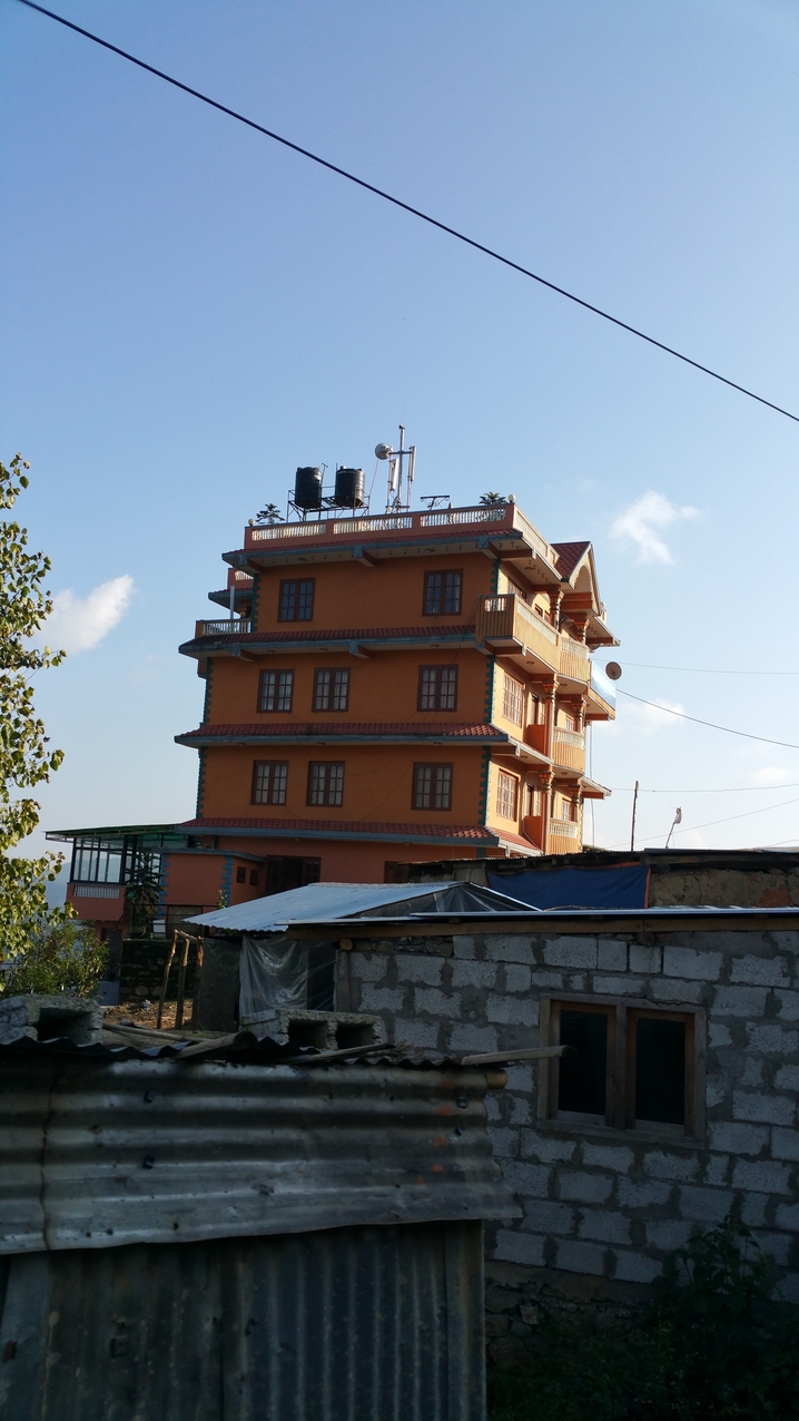 Mountain View, ein Hotel mit schöner Aussicht ins Kathmandu Tal und auf den Himalaya. Kurz hinter Jaharsingpauwa. Nach 8 Stunden Fahrt nähert sich der Bus langsam Kathmandu.
