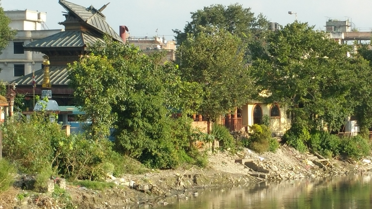 Sieht fast nach architektonischer Extravaganz aus, ist aber einfach nur eine abgeknickte oberste Pagode.

