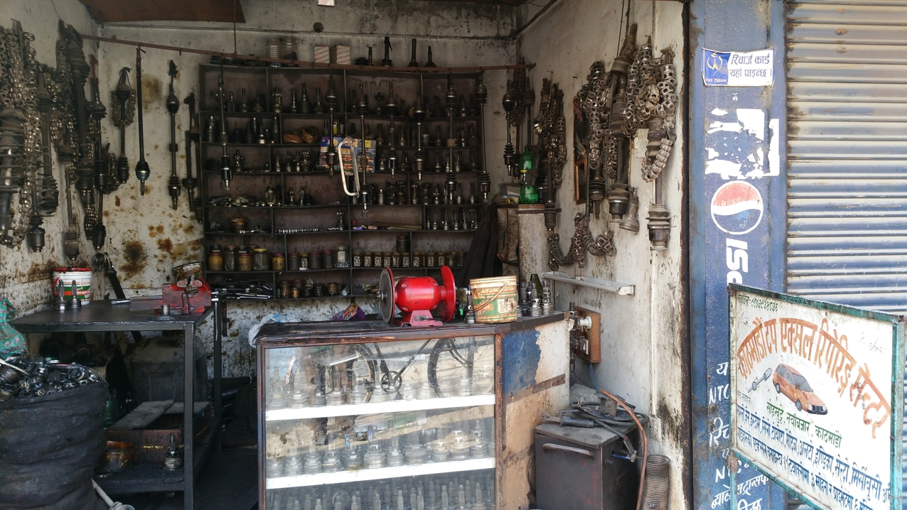 In Kathmandu wird noch richtig repariert: Hier hat der Kugellagerspezialist seine Werkstatt. Alles dreht sich hier um Lager und verbeuelte Lagerkäfiger werden zurechtgebogen und wieder mit Kugeln befüllt. Die Lagertoleranzen werden etwas nach oben korrigiert.
