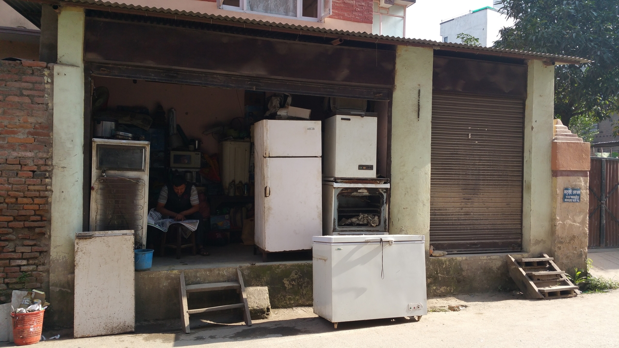 Der Kühlgerätespezialist hat alles repariert und wartet auf Kunden. 
