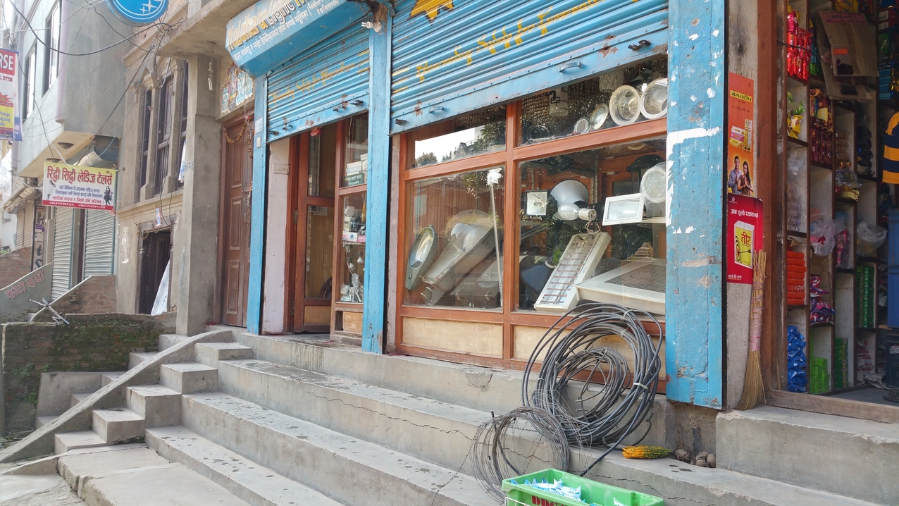 Elektrozubehör gut sortiert. Auch werden hier Elektromotoren neu gewickelt, falls mal eine Wicklung durchgebrannt ist.
