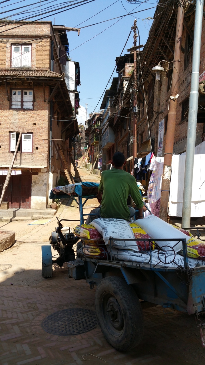 Bhaktapur ist die kleinste der drei Königsstädte im Kathmandutal und gehört seit 1979 zum Weltkulturerbe. Diese Gasse zeigt noch nicht soviel davon.
