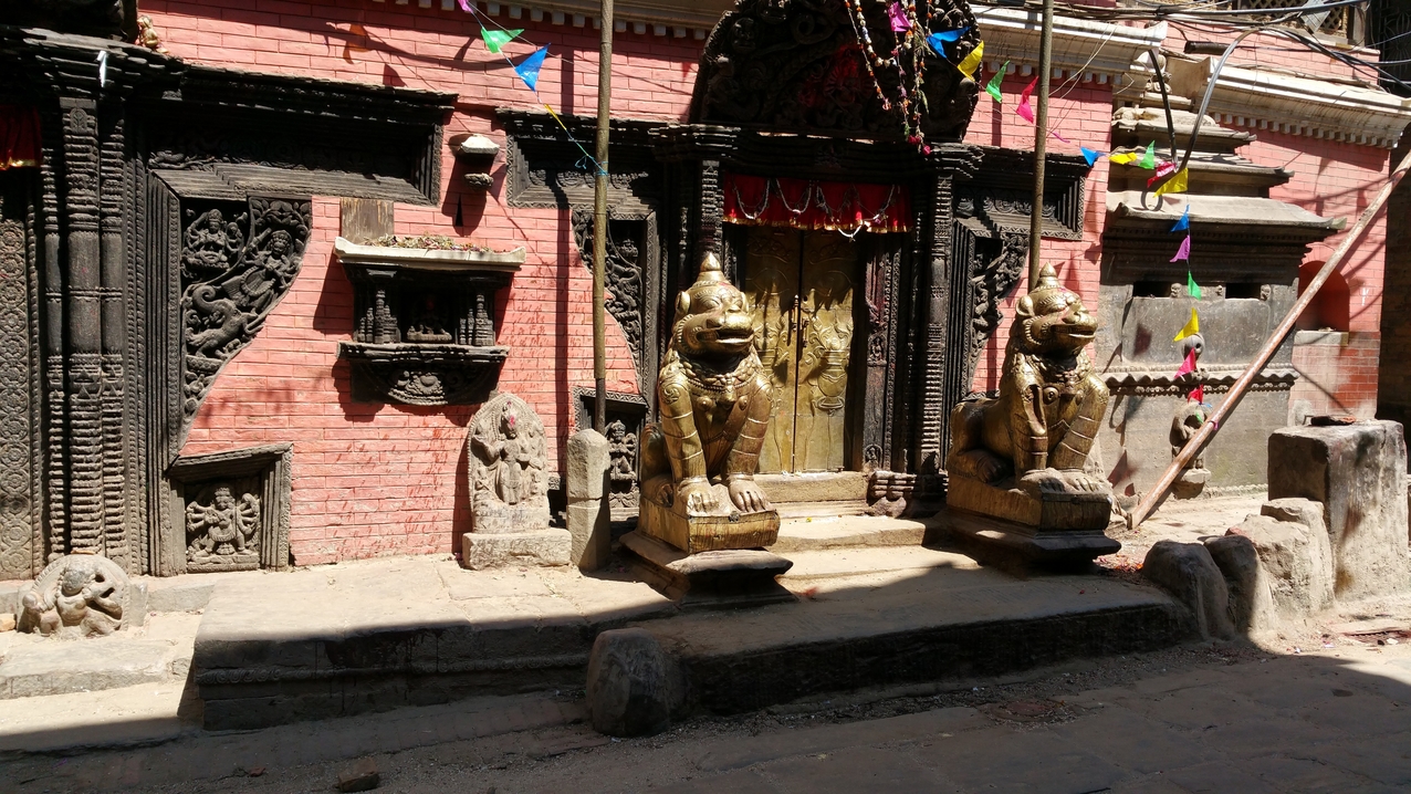 Barahi dya chhen mit Tempelwächtern.
