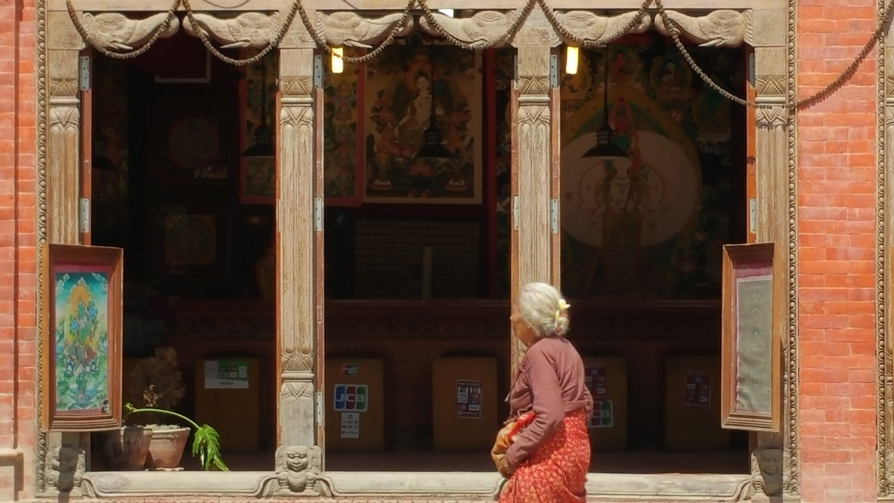 Der Ausstellungsraum der Malschule. Die Kartons sind Sitzplätze für Kunden.
