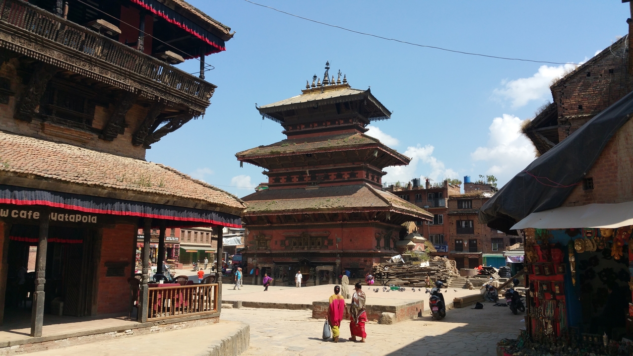 Am Tolmadi Platz sieht man von Westen kommend zuerst den Bhairavnath Tempel mit dem rechteckigen Grundriss. Das deutet daraufhin, dass der Tempel aus einem ehemaligen Wohngebäude entstanden ist.
