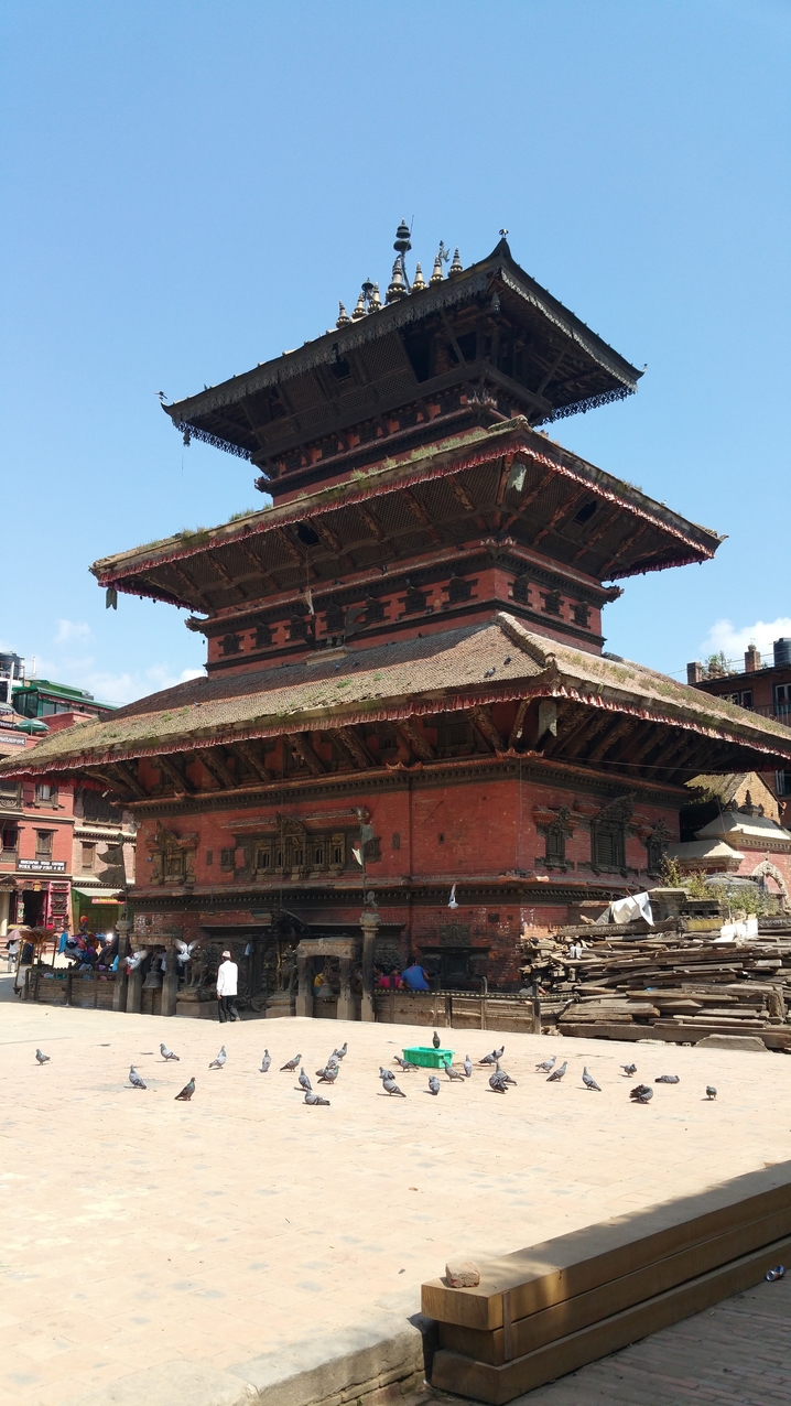 Der Bhairavnath Tempel ist Bhairava geweiht, einer Erscheinungsform Shivas. Das Kultbild ist unüblicher Weise nicht in der Eingangsebene, sondern im ersten Stockwerk.
