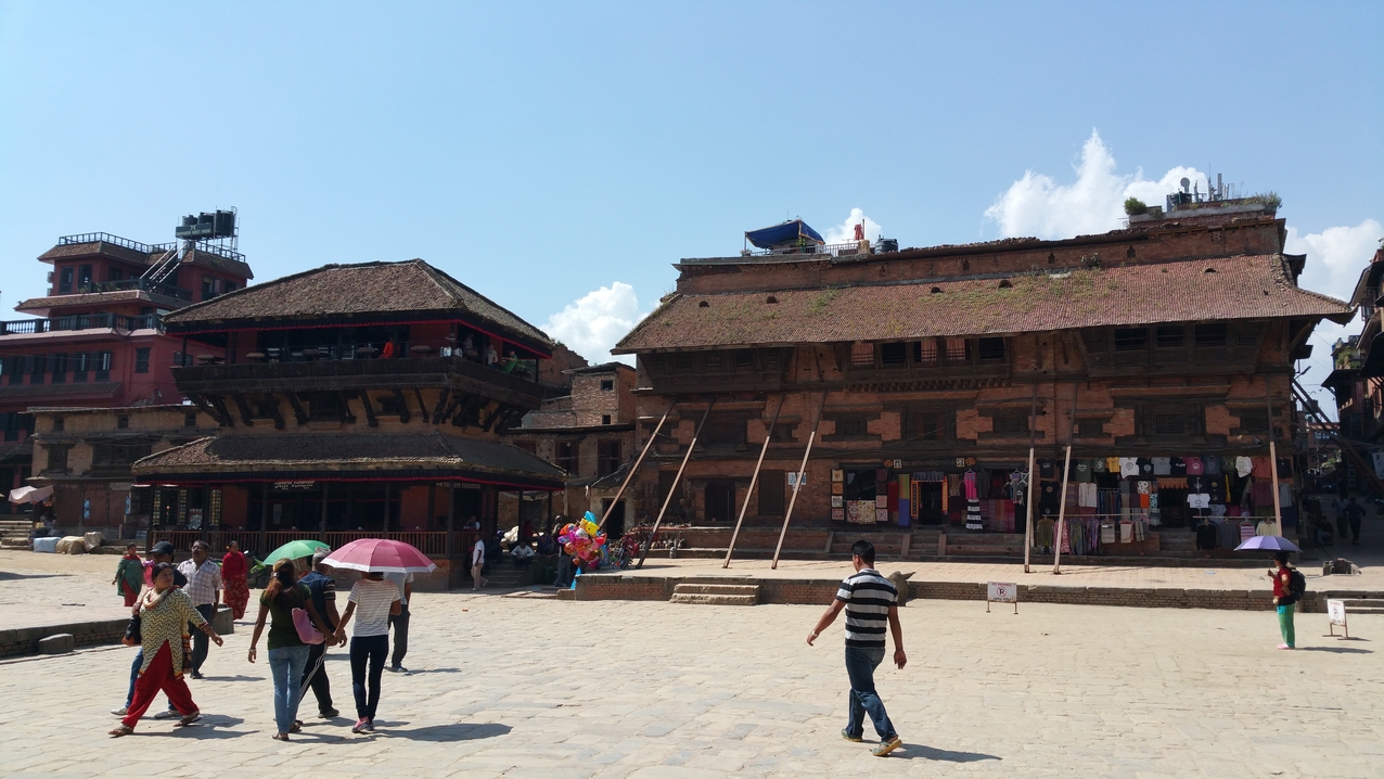 Auchhier muss abgestützt werden, obwohl schon viel zur Restaurierung in Bhaktapur investiert wurde.

