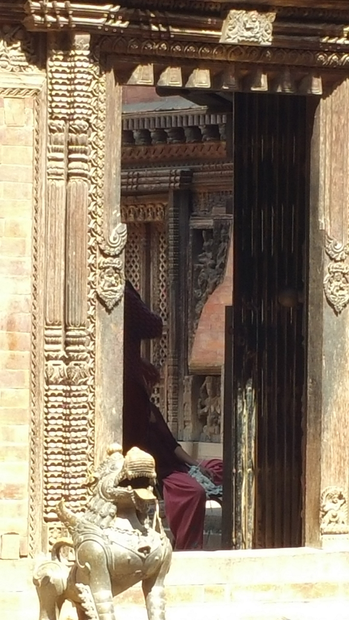 Im Hof eines Tempels unterhalten sich zwei Frauen.
