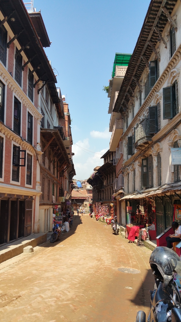 Eine typische Straße in Bhaktapurs Altstadt, hier in Richtung zum Dattatraya Platz.
