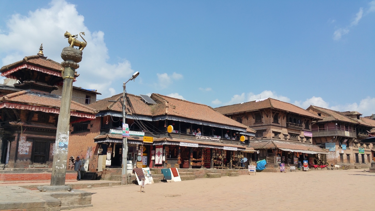 Der Dattatraya Platz mit Tempeln und alten Häusern...
