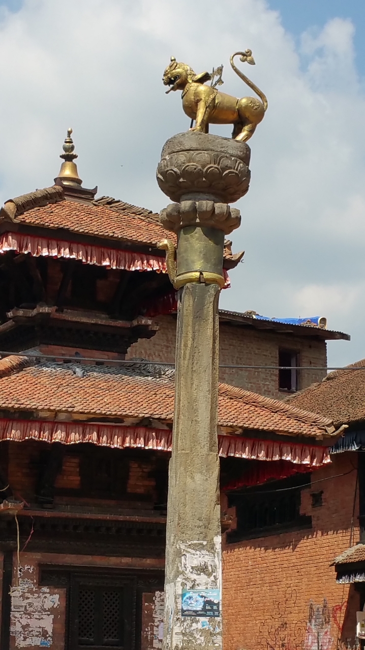 wird von Tempelwächtern auf Säulen bewacht...
