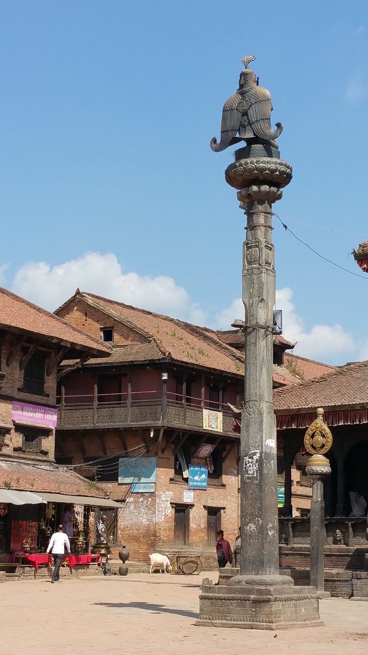 ... und von der vogelähnlichen Gottheit Garuda beobachtet.
