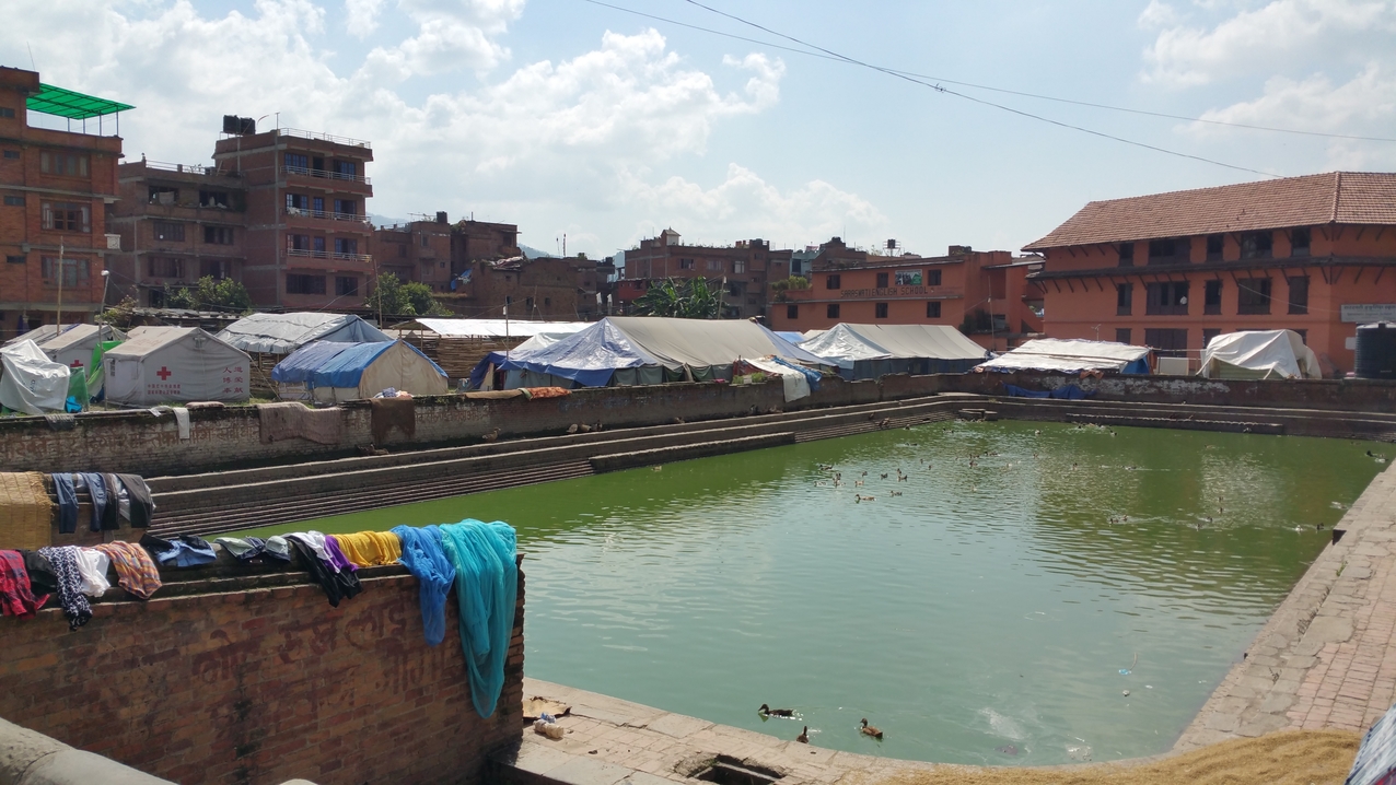 In den Zelten leben noch viele Menschen, die noch nicht in ihre Häuser zurück können, aber...
