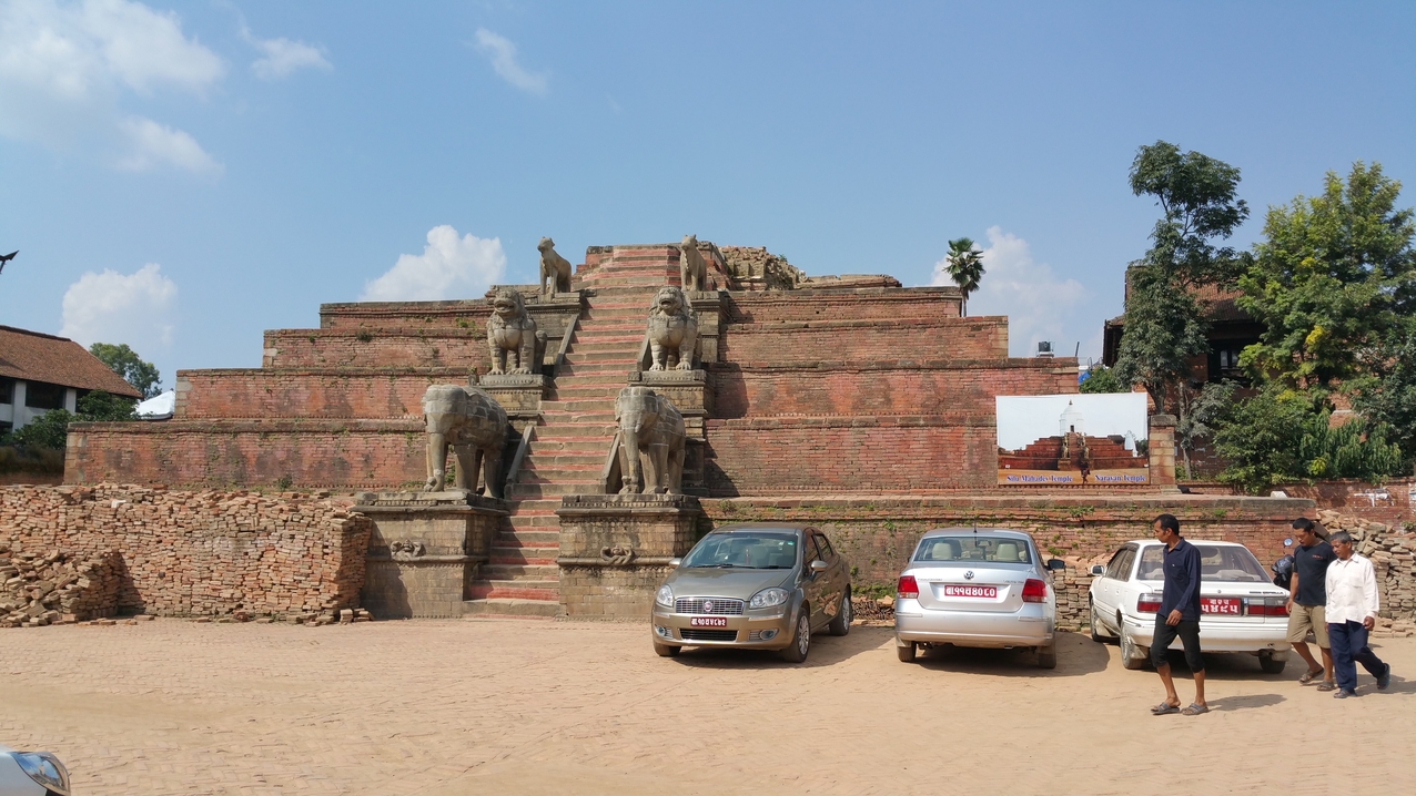 Der Silu Mahadev Tempel hat seinen weißen Aufbau vollständig verloren. Die aufgeschlichteten Steine lassen vermuten, dass ein Wiederaufbau mit dem ursprünglichen Baumaterial geplant ist.
