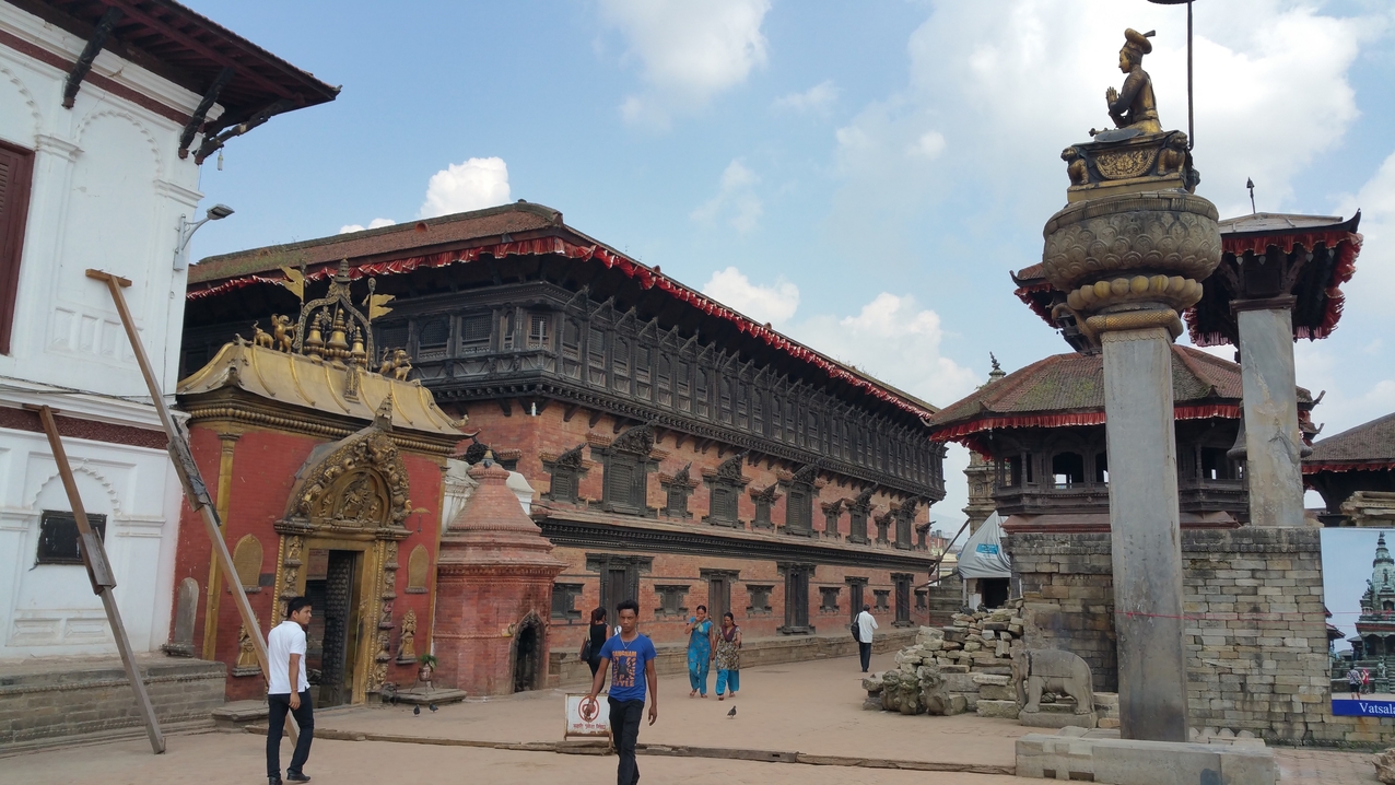 Der Palast von Bhaktapur mit dem Goldenen Tor (Lu Dhawka) ist der älteste Palast im Kathmandutal. Rechts daneben schließt sich der 55 Fenster Palast mit seinen kunstvoll geschnitzten Holzfenstern an.
