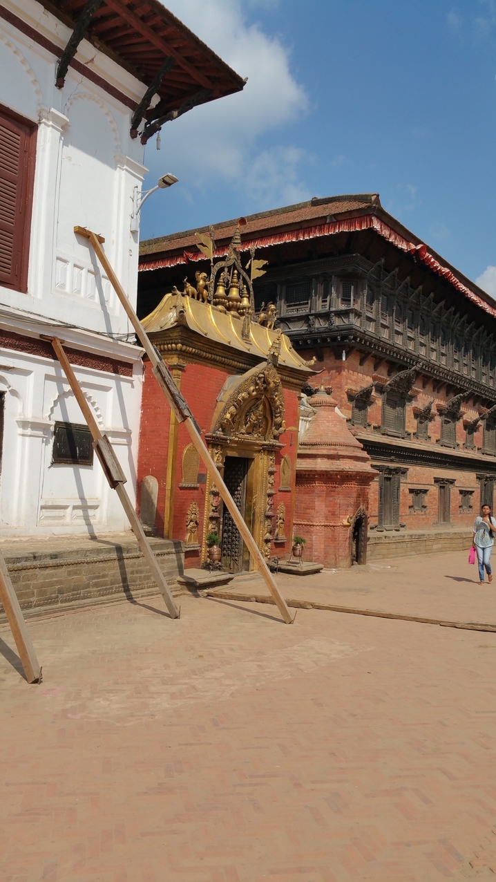 Das goldene Tor am Durbar Square von Bhaktapur. Direkt über der Tür ist Taleju Bhawani, der vierköpfige und zehnarmige Gott, und darüber Garuda, der Götterbote.
