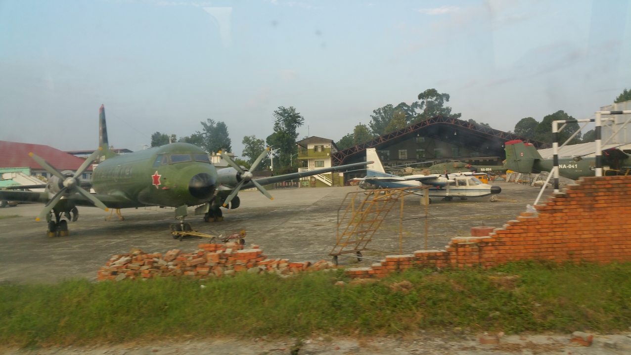 ... einige Militär Transportflugzeuge steheh hier auf den Vorfeld und an den Hangars herum.
