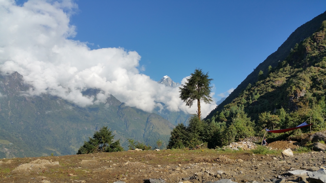 Im Tal Richtung Namche ist der Khumbila mit Schneekappe zu sehen.
