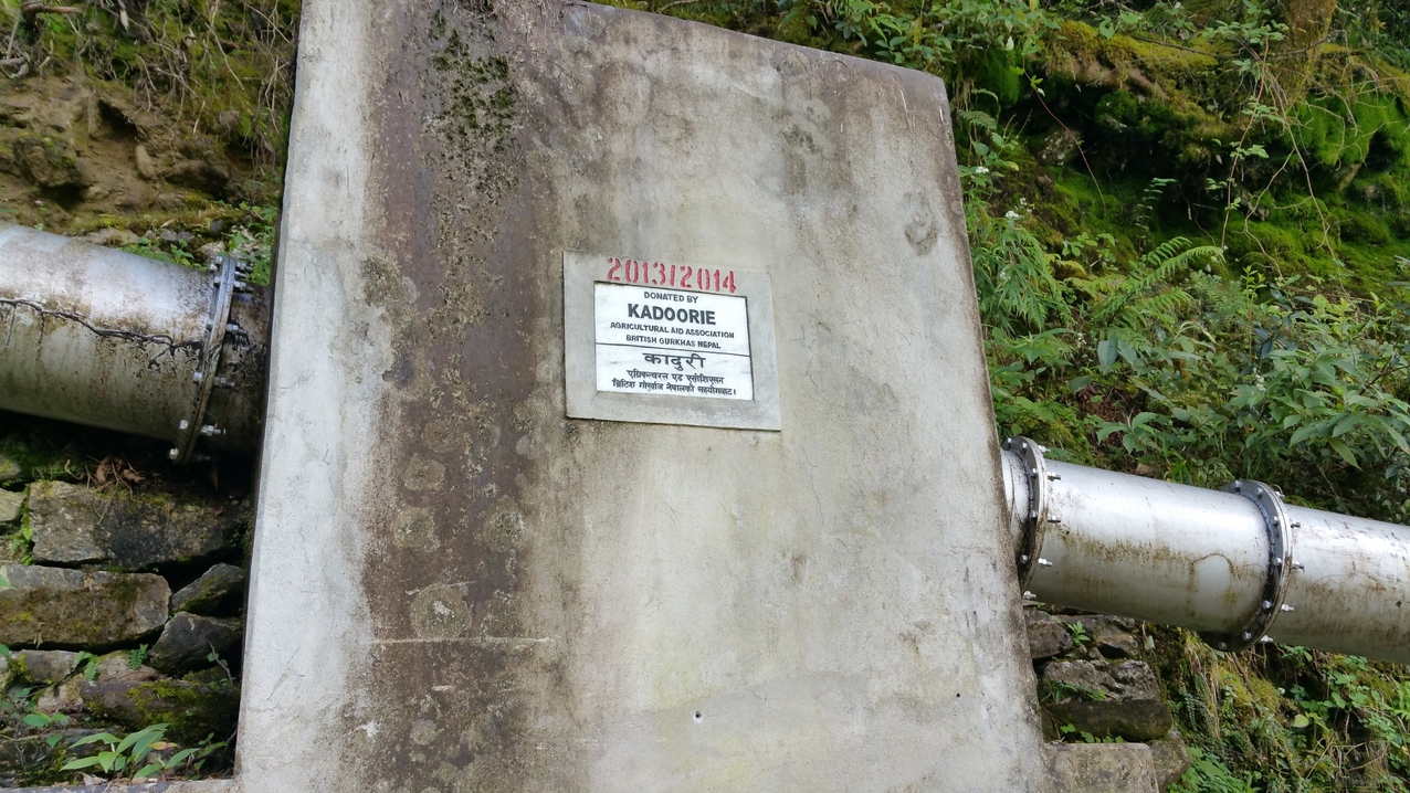 Das Fallrohr eines kleinen Wasserkraftwerks bei Numing Ghat ist noch nicht so alt wie es aussieht.

