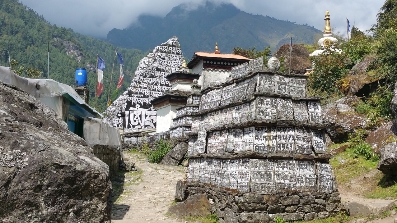 Etwas oberhalb von Chhuthawa befinden sich große, beschriftete Steine. Diese Mani-Steine sind buddhistische Gebetssteine mit eingravierten heiligen Texten oder Gebetsformeln. Mit der Zeit entstehen so aus den von Pilgern hinterlassenen Steintafeln große  Manisteinhaufen bzw. -mauern oder -wälle.
