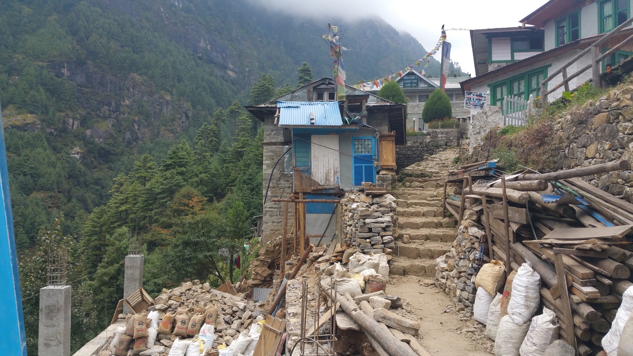 An vielen Stellen wird gearbeitet und man hört Hämmern Sägen und Metallbearbeitung. Hier ist vom Wiederaufbau deutlich mehr zu sehen und zu spüren als in den abgelegeneren Bergregionen wie z.B. in Helambu.
